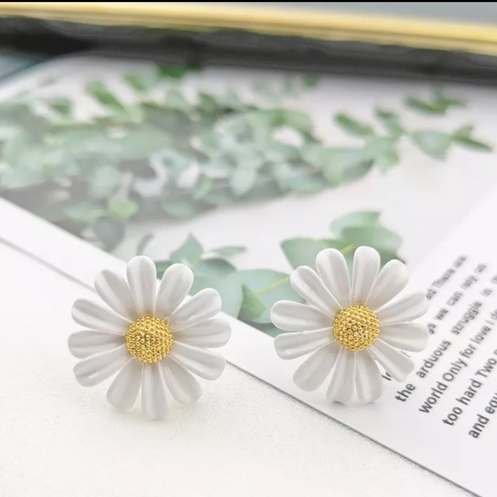 DAISY STUD EARRINGS